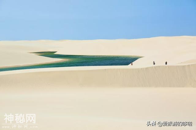 地球上最“诡异”的沙漠，遍地湖泊，鱼虾成群，吸引数十万游客-7.jpg